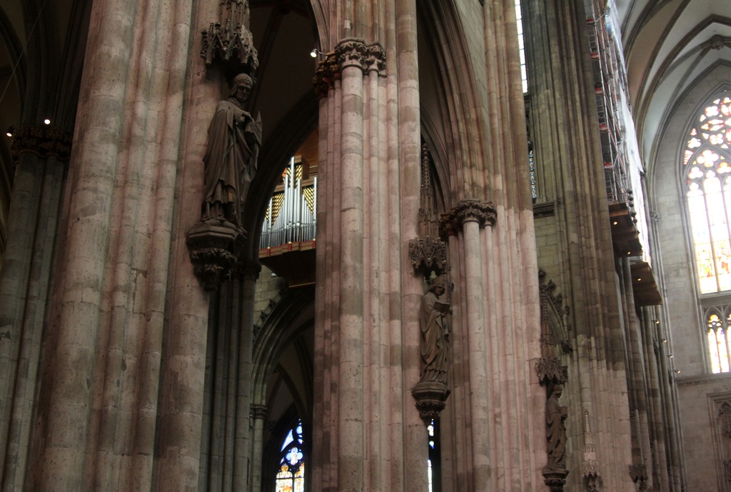 Columns, Statues and Organ